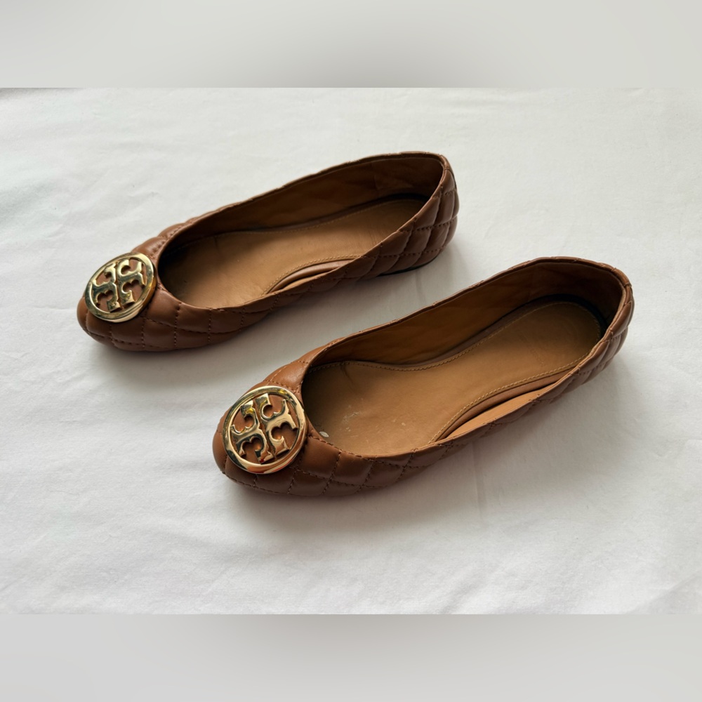 Tory Burch Tan Quilted Flats with Gold Logo Sz6 - Picture 2 of 3